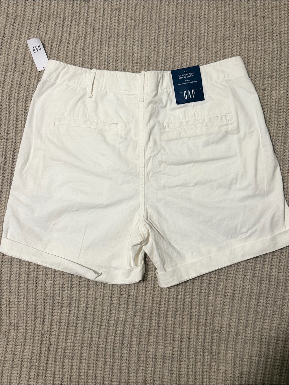 GAP 5” HIGH RISE KHAKI SHORTS - Picture 3 of 4
